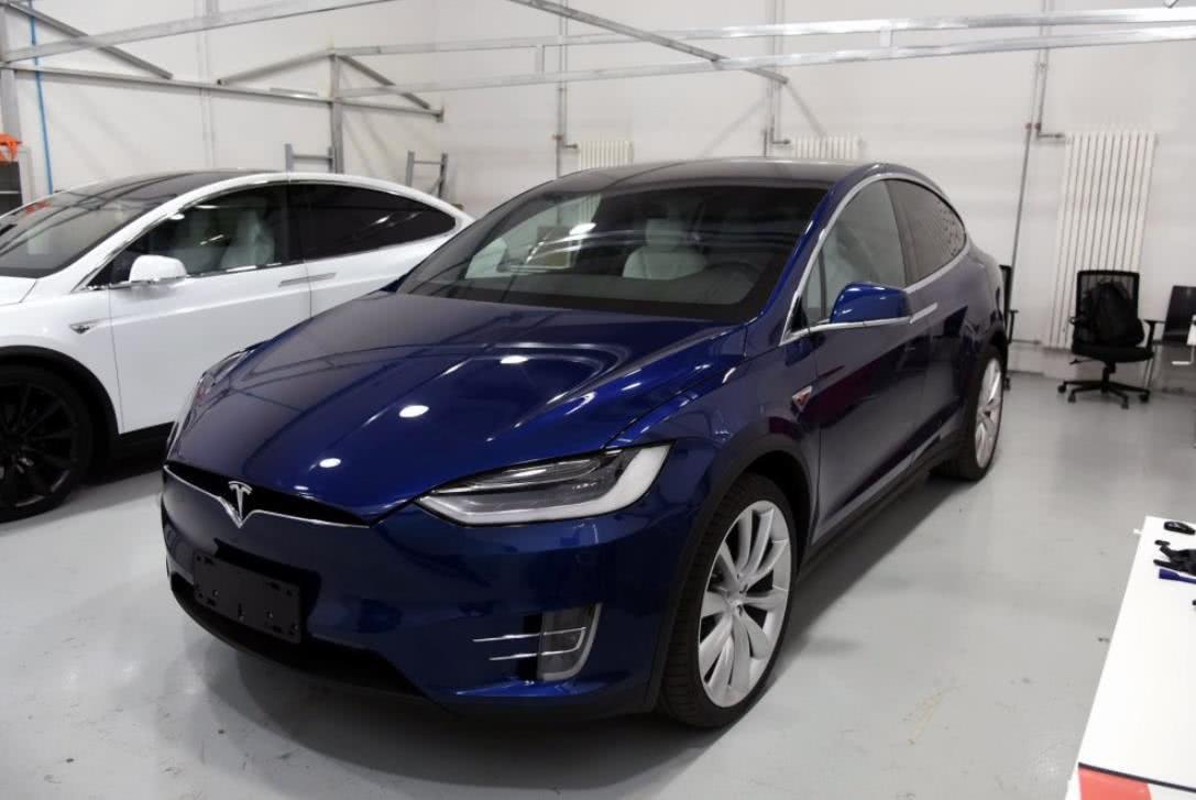 爆改特斯拉model x,黄金配色轮毂 碳纤维前脸,比超跑帅