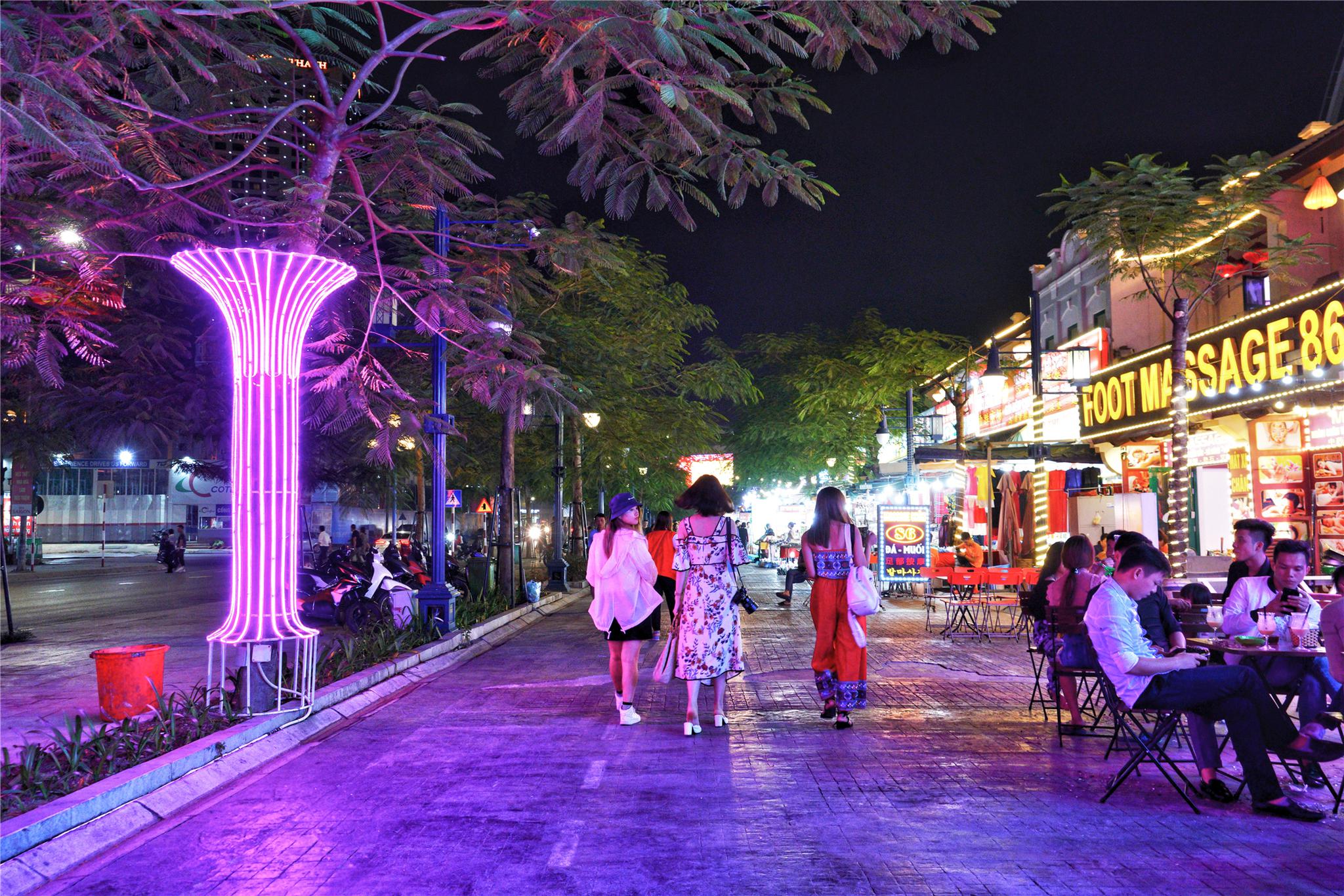 越南下龙湾夜市,这里的人说中文用人民币感觉像在国内