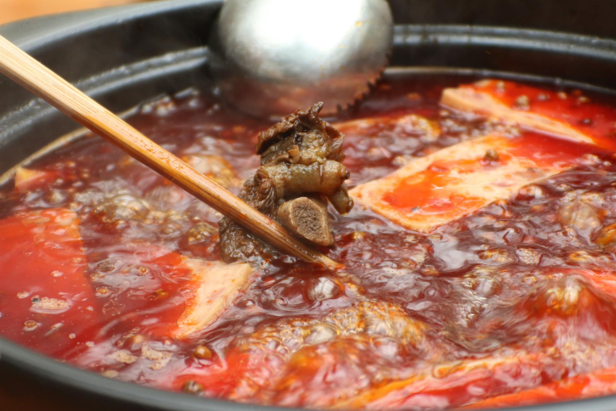 成都有家网红牛排火锅,天天排队,而且不提前预约,你都吃不上