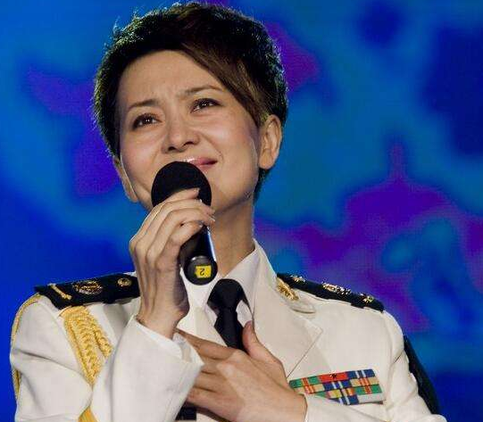 被称为最美军旅歌手,享受正师级待遇,国足名将抛弃妻子与她成婚
