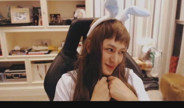 斗鱼超人气主播草莓再度宣布当爹难道说这是要生出一个战队吗