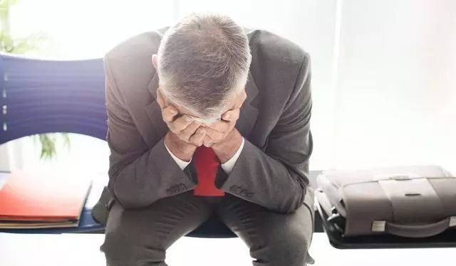 当你负债累累,想东山再起,可有酒有肉多兄弟,落难知心能几人?