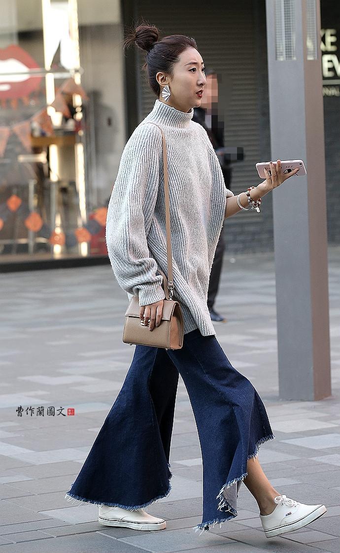 街拍:穿超大喇叭裤装的美女