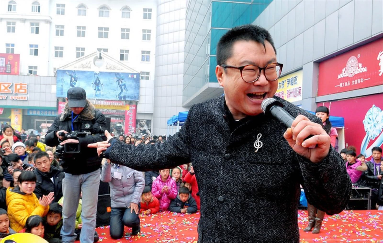 靠着歌曲红极一时,却因两次吸毒形象尽毁,如今靠着走穴勉强度日