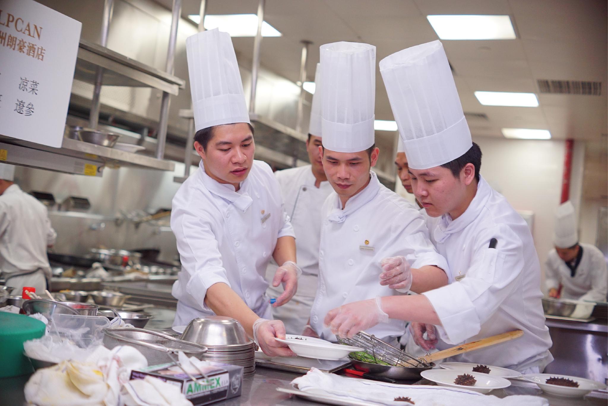 酒楼厨师工作时身在火炉还有静脉曲张找上门你不知道吧