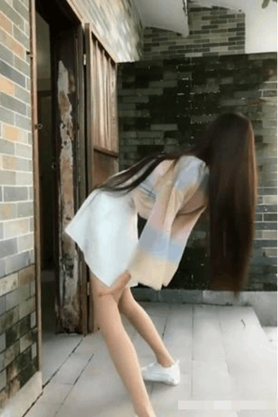 00后长腿小美女直播下腰动作完美网友营养跟不上了