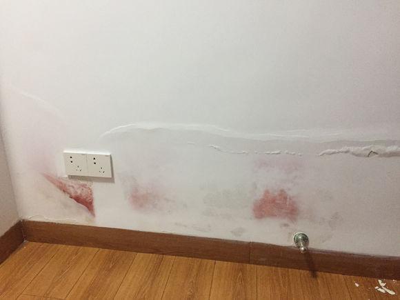 房子去年装修的, 现在墙变色了, 而且变红的, 这是墙体漏水?
