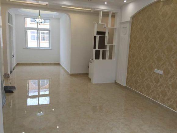 客厅装修,客厅铺的是瓷砖,刷白墙,简单的吊顶.整个装修简洁大方.