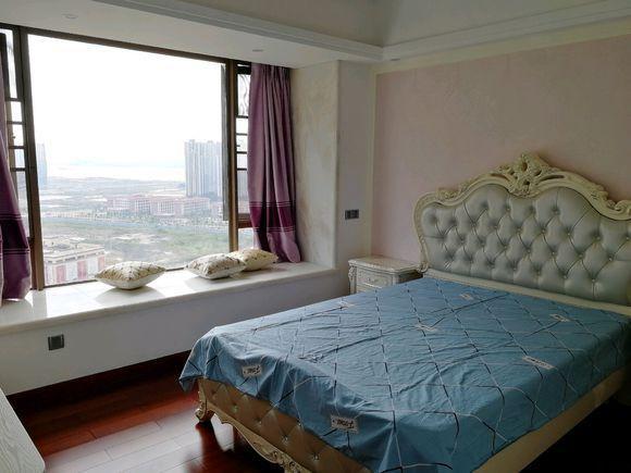 另一间卧室也是一个大凸窗和窗户.