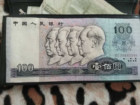 老奶奶去集上买东西,没人收这种钱,最后却被人骗走,结局亮了!