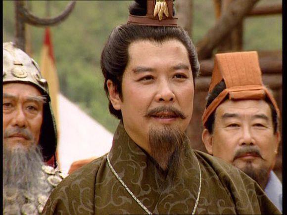 按书中刘备自称:"臣乃中山靖王之后,孝景皇帝阁下玄孙,刘雄之孙,刘弘