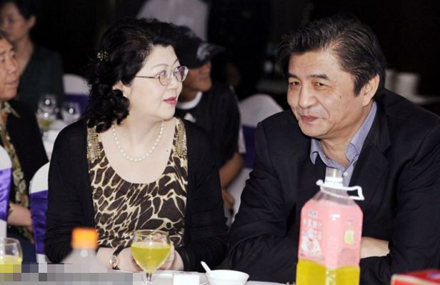 并多次提供女排的资金支持,汪嘉伟的老婆邓星是一位演员,现在也慢慢