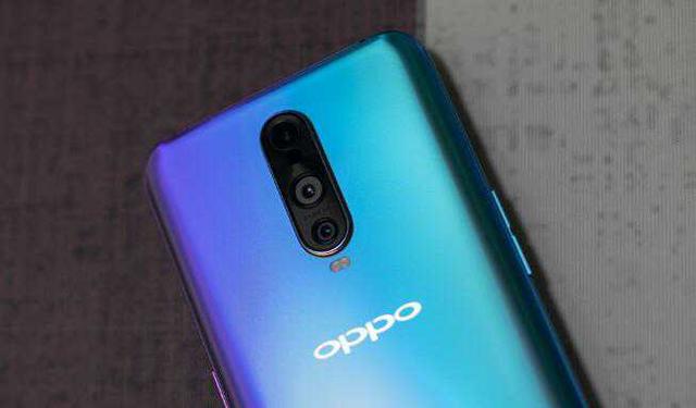 据网上消息称, oppo r19手机采用屏下摄像头技术,摄像头位置将位于