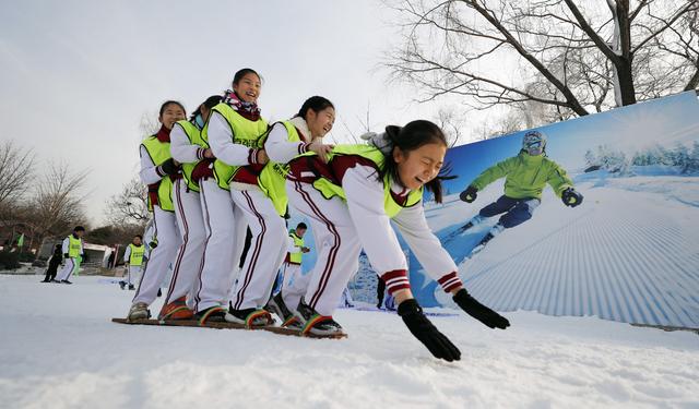 冰雪竞技燃亮青春 玉渊潭公园开启快乐"冰雪假期"