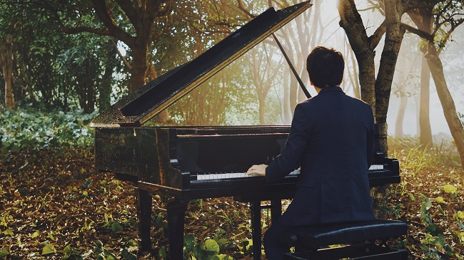 青年作曲家罗威创作外滩漫步奏响进博会