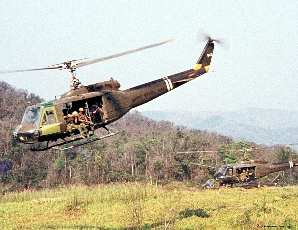 没有它们美军该怎么办飞翔在越南上空的休伊直升机