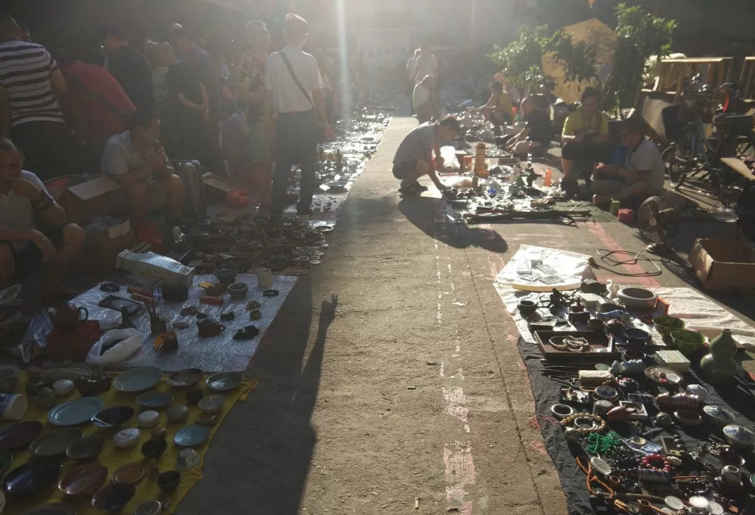 广州半夜开门的"鬼市",天亮就收工躲避城管,却是穷人的天堂