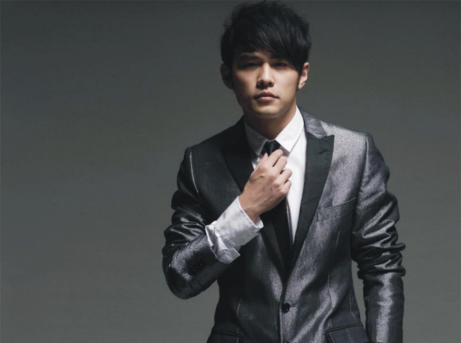 周杰伦终于开始录歌了粉丝表示操碎心而桌子上的东西令人瞩目