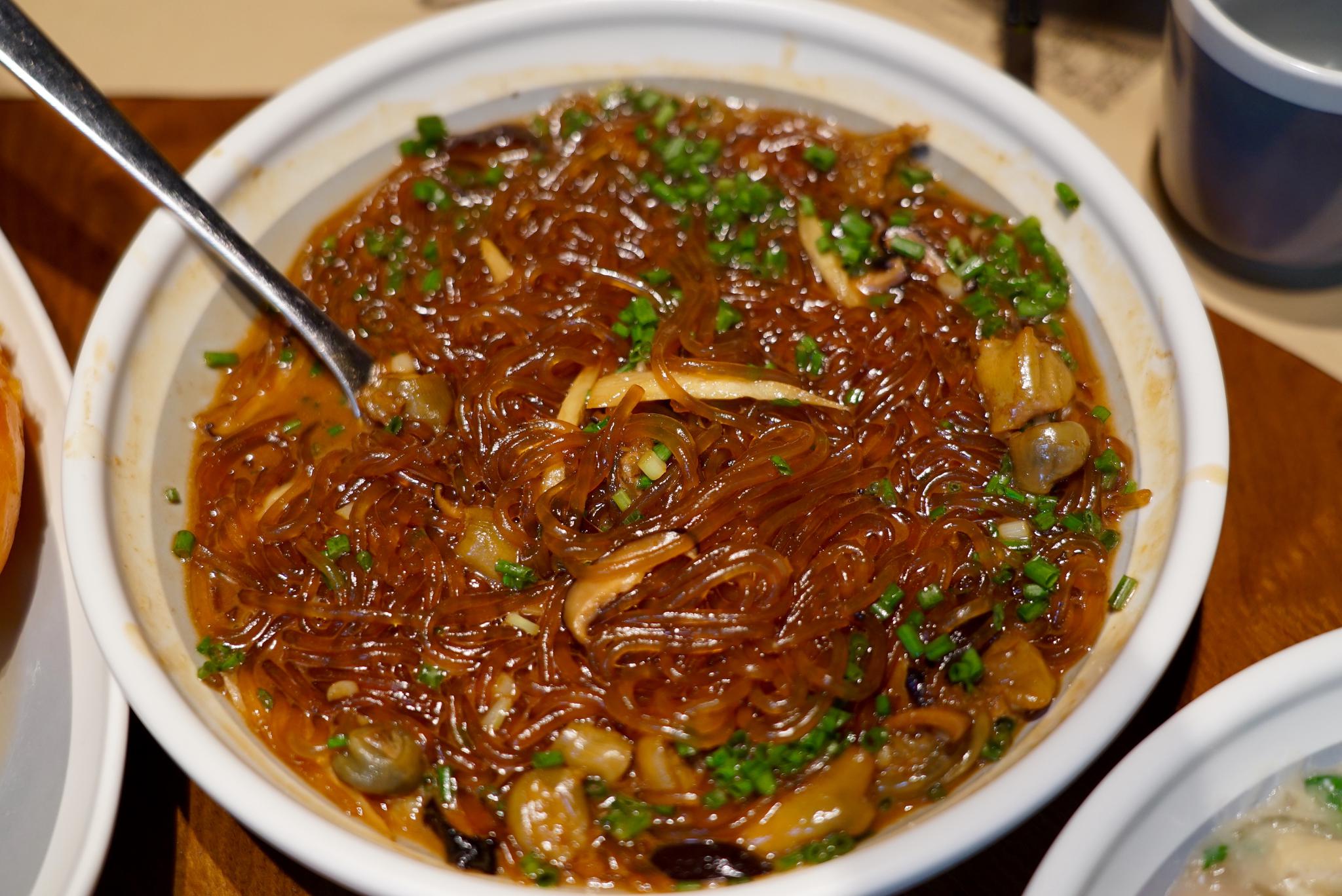 沙蒜在别的城市很少见,但在台州是一种常见的海鲜,常用来炒豆面(粉丝)