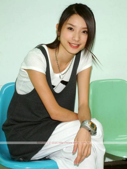 《安全感》的mv女主角,还出演了红遍两岸三地的电视剧《流星花园》