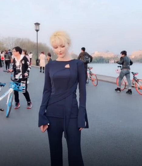 迪丽拉为显腿长真是拼,活生生续了一截真人腿,网友:佩服