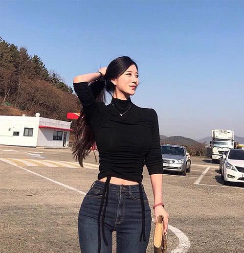 1米7的时尚博主爱健身练出葫芦型身材包臀裙展现双s曲线