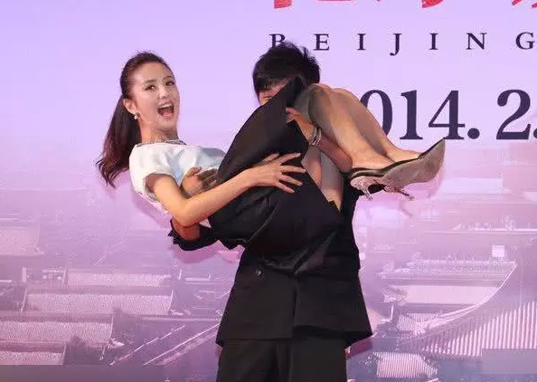 女明星被公主抱瞬间:佟丽娅被走光,而贾玲承包了我一年的笑点
