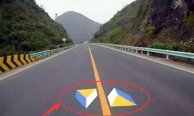 这种标线,不知道大家注意没注意,形状就是一个倒三角.