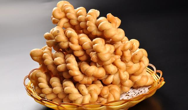 天津十八街麻花在家也能做,几招做出喷香酥脆,好吃得嗦手指!