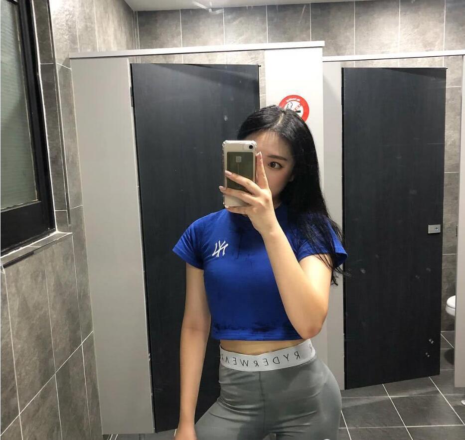 健身女神身材曲线迷人,自拍很会挑地方,最爱在卫生间秀身材!