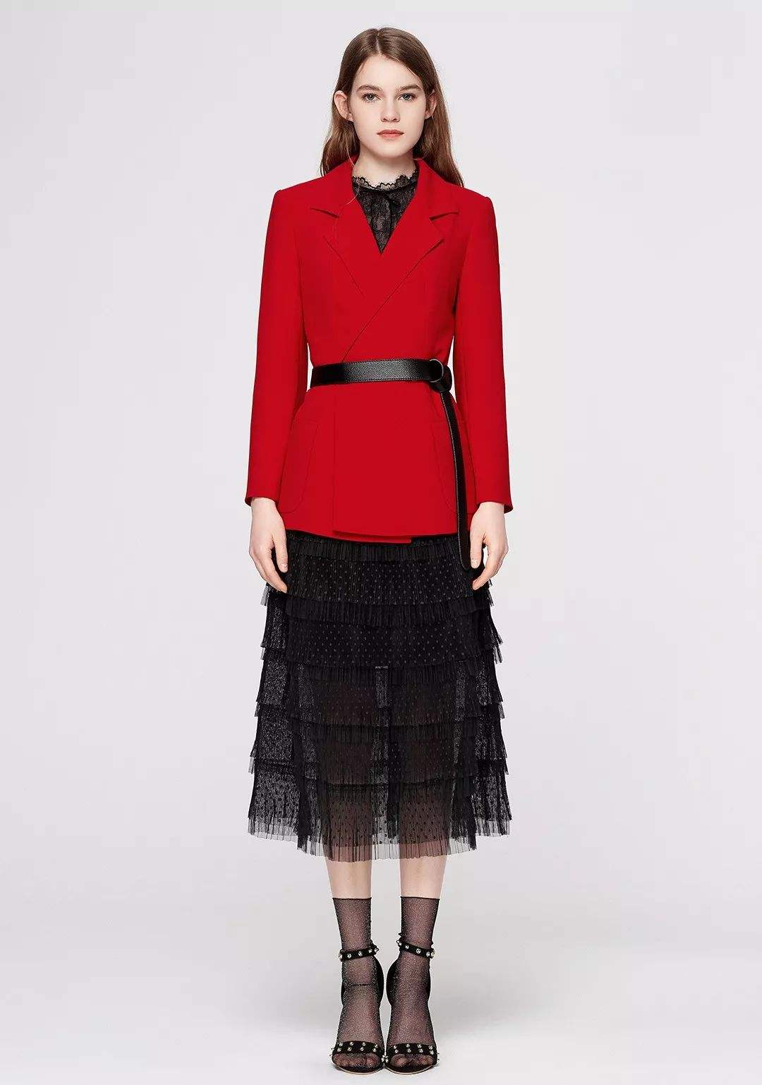 春季西装配纱裙,开启大龄女性精致穿搭,尽显知性优雅范!
