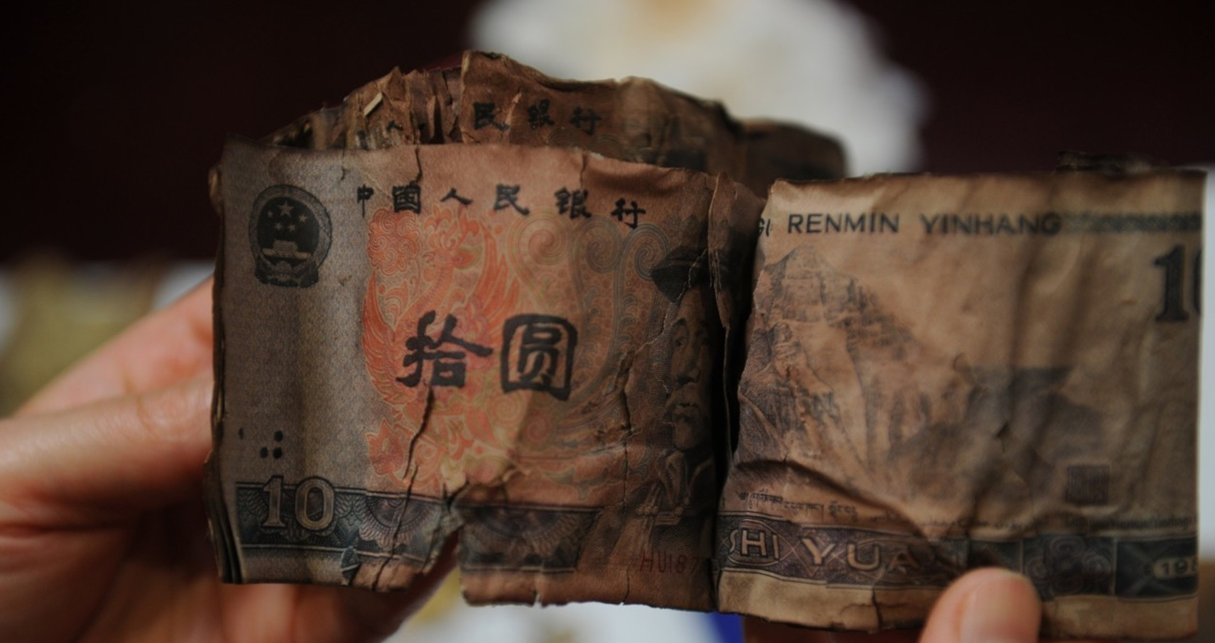 农村老汉将钱藏于地下,13年后拿出使用,揭开泥土后让人同情!