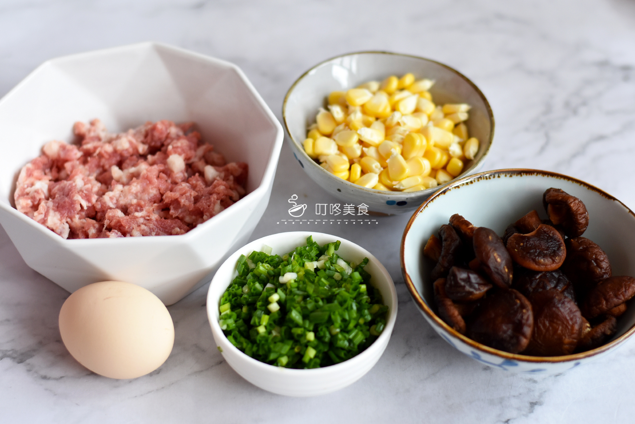 豬肉,甜玉米,泡發的幹香菇,雞蛋,香蔥,食用油,鹽,生粉,生抽,蠔油做法