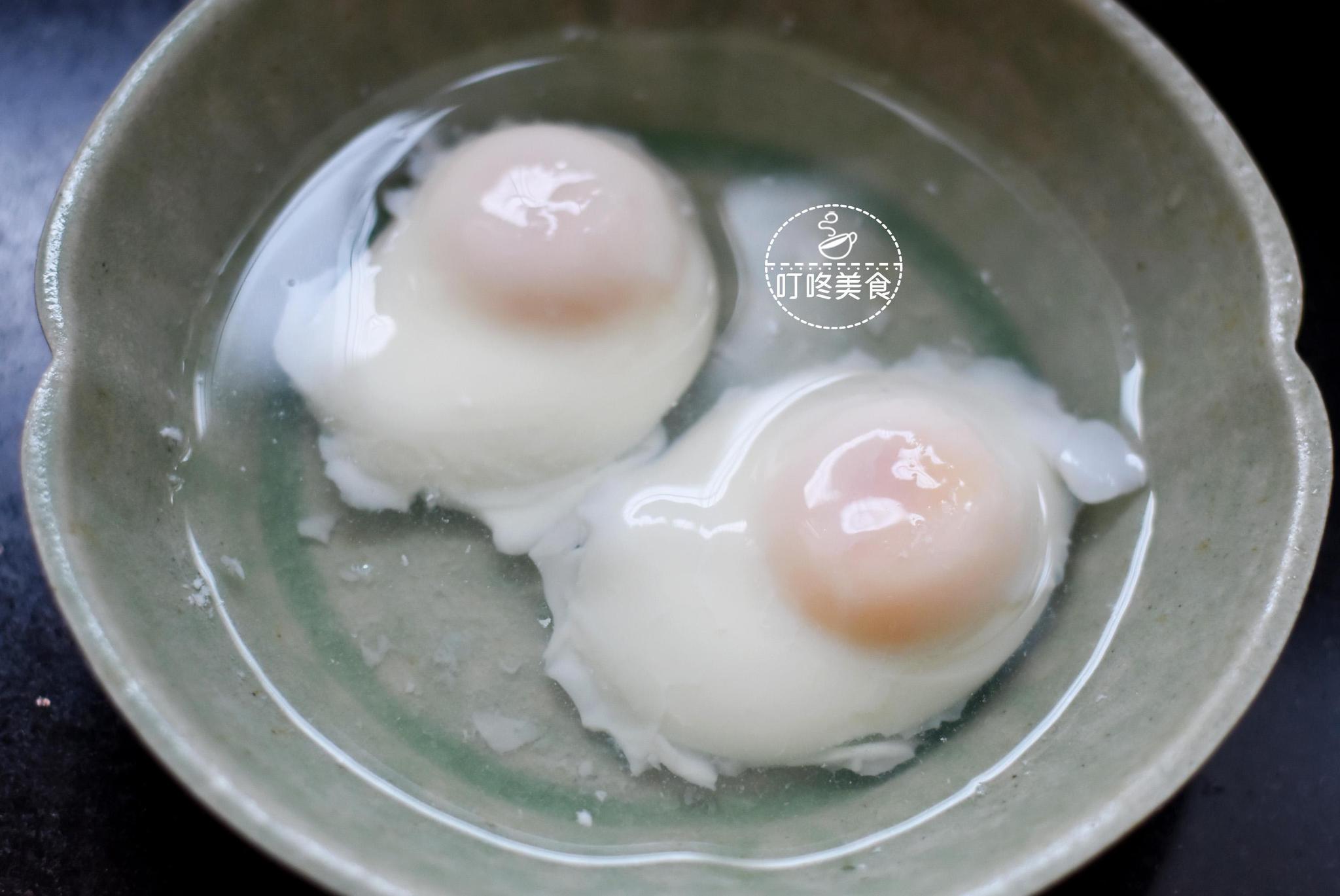 水煮荷包蛋,煮不圆还冒白沫?学会这个小窍门,保准完整还不粘锅