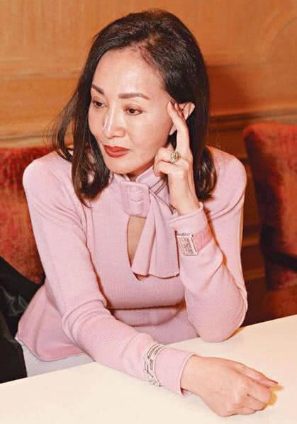 她在巅峰时期嫁豪门,隐忍43年婚外情,今战胜小三继承百亿资产