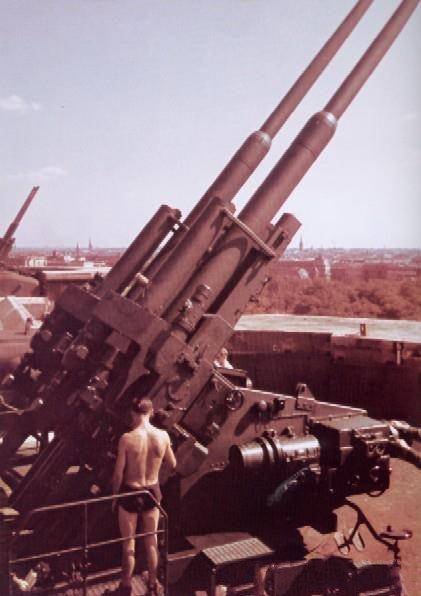 防空塔上双联装flak40型128毫米高射炮,他是德国当时最先进的高射炮