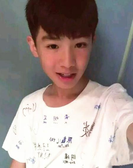 百分九成员的童年照,蔡徐坤从小帅到大,范丞丞胖乎乎的可爱