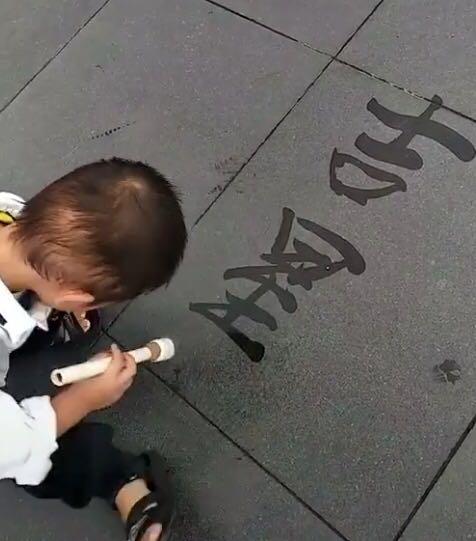 宝爸带宝宝去广场散步,看到宝宝蹲在地上,过去看清后,不淡定了