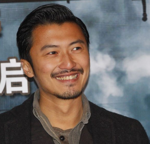 面对记者的提问谢霆锋恼火的回了一句话让记者灰头土脸很无语