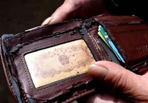 收废品老人捡到一个破旧钱包,里面仅有一角钱,没想到价值不凡呢