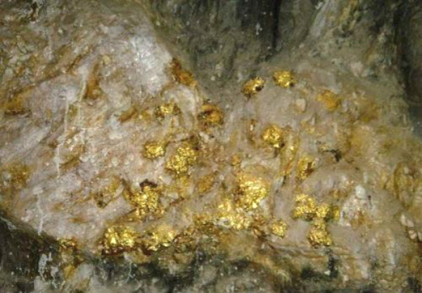 世界最神秘的金矿遍地黄金无人开采当地人只有飞机到达