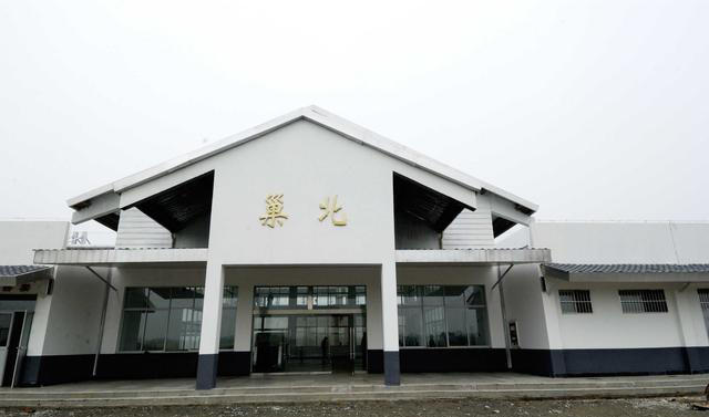 巢北站位于安徽省巢湖市一个名叫栏杆集镇的镇上,其实这个小镇的经济