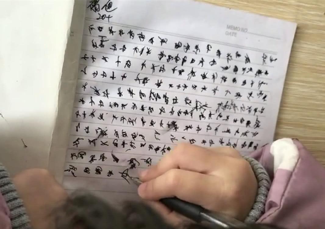 幼儿园宝宝写字,扭曲的像甲骨文,网友:给你写你都写不出来