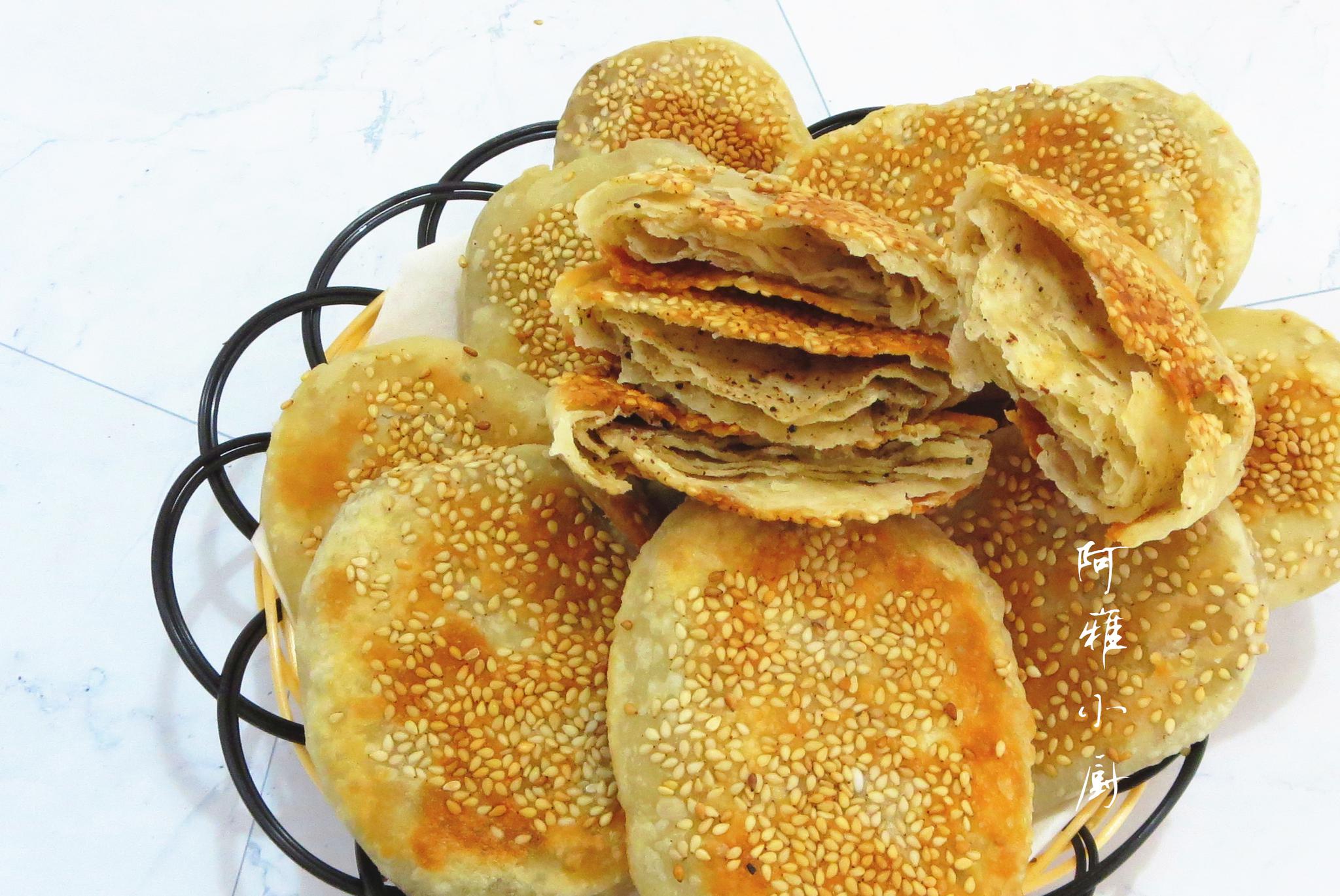 烧饼还在买着吃?在家用平底锅就能做,椒香酥脆层又多,超级轻易