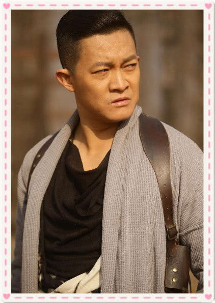 42岁的他拍戏不计片酬,只求把老婆带身边,今两鬓已斑白!