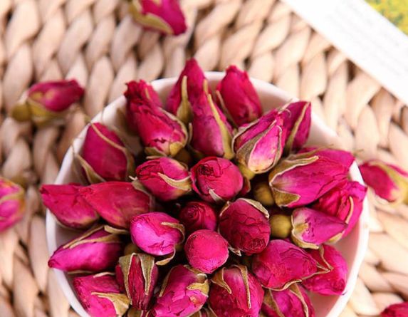 玫瑰花泡水,是女性的福音,补血养颜,每天喝一杯,肌肤更水嫩!