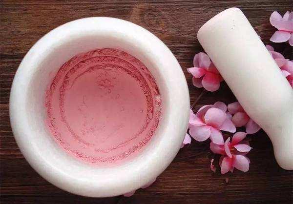 武则天登基后,在腊月初一,要给大臣们赐面脂口脂