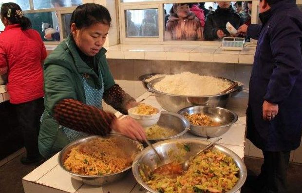 去食堂吃饭,一哥们跟食堂大妈对着吟诗,同学:对的太公整了