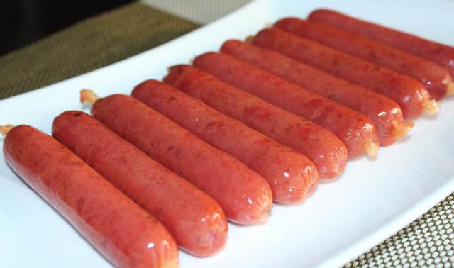 火腿肠是用什么做的?里面到底放了多少肉?知道真相后还吃得下吗