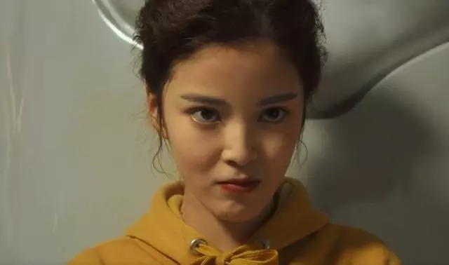 悲伤逆流成河:唐小米念课文时,黑板上的字很讽刺,谁注意到了